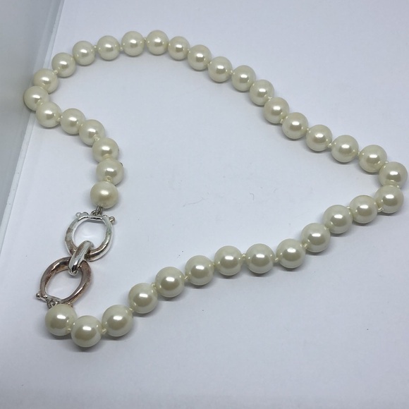 Elegant Pearl and Gold Necklace - Picture 3 of 6